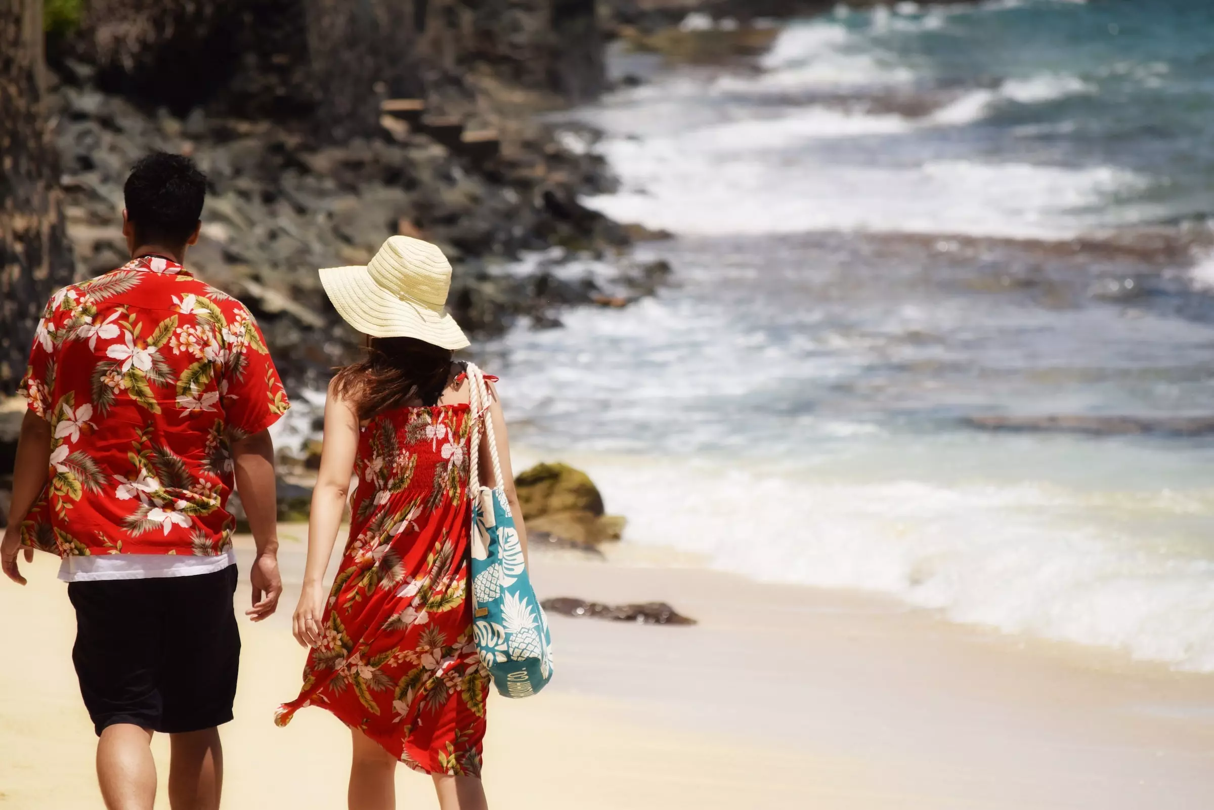 ハワイ旅行の服装完全ガイド！ビーチは？街中は？NGファッションも紹介！